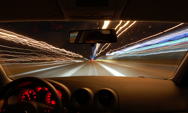 Interior de un coche y carretera nocturna