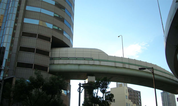 Carretera japonesa que atraviesa un edificio