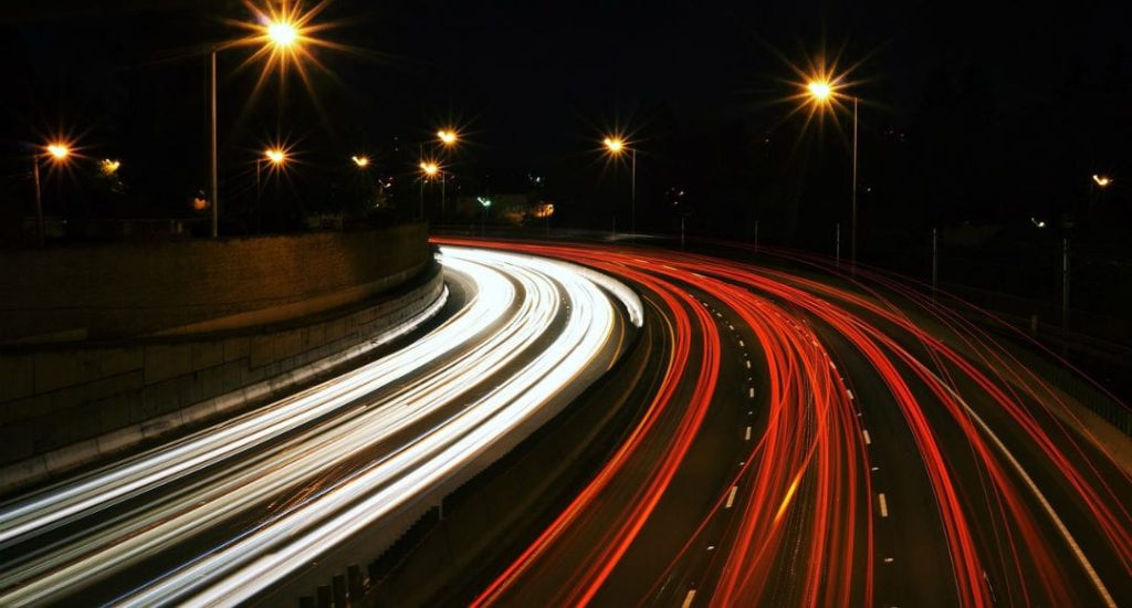 Carretera de noche - luces del coche