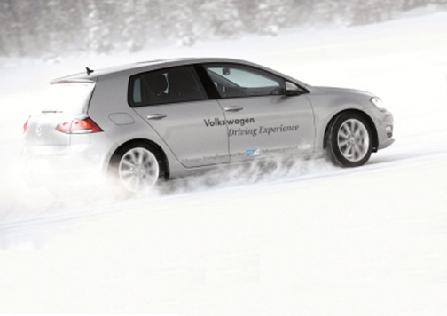 coche blanco sobre nieve