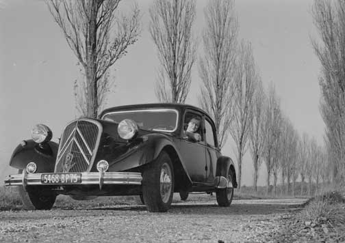 Citroën Traction Avant en carretera.