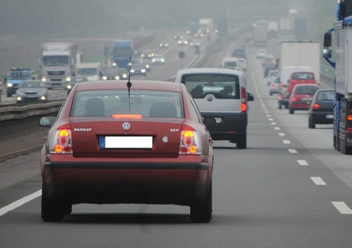 coche y furgoneta en carretera