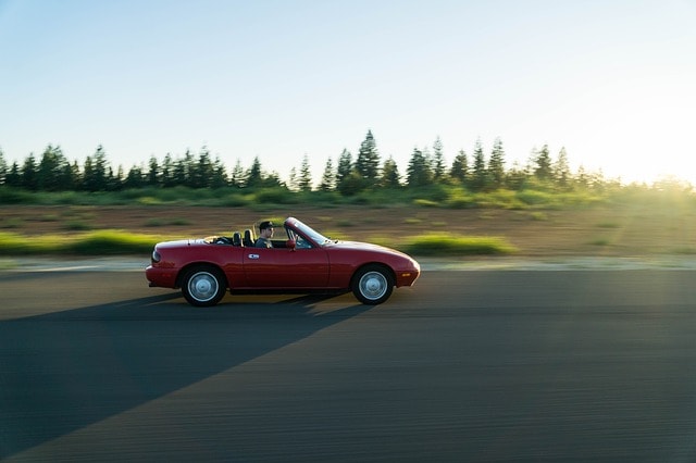 Coche descapotable rojo