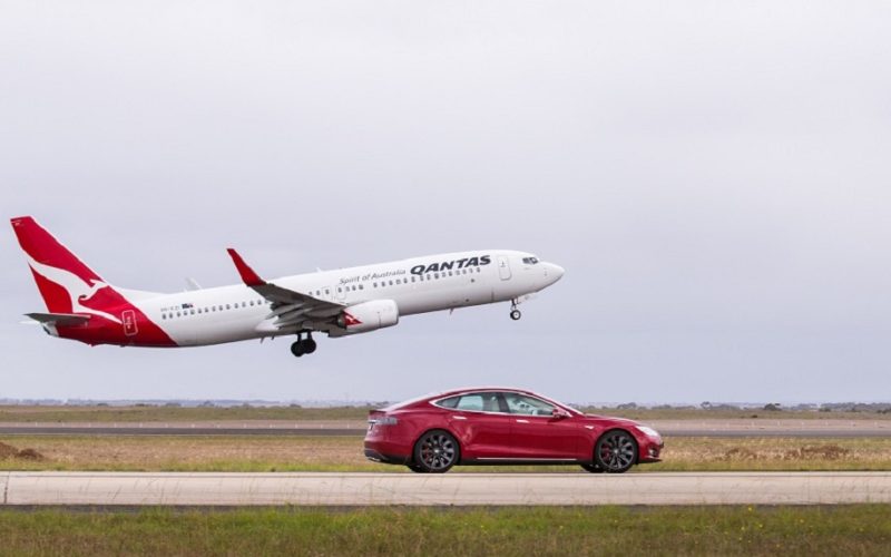 Carrera Tesla Model S vs Beoing 737