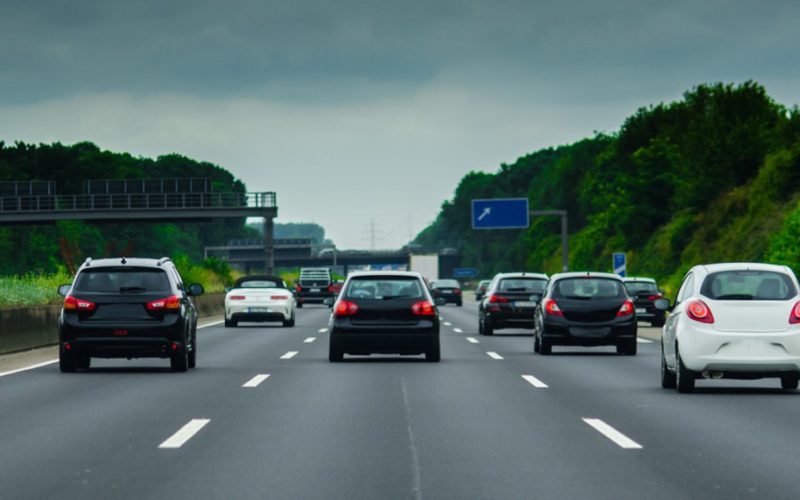 Evita accidentes: ¿cuándo circular por el carril central?