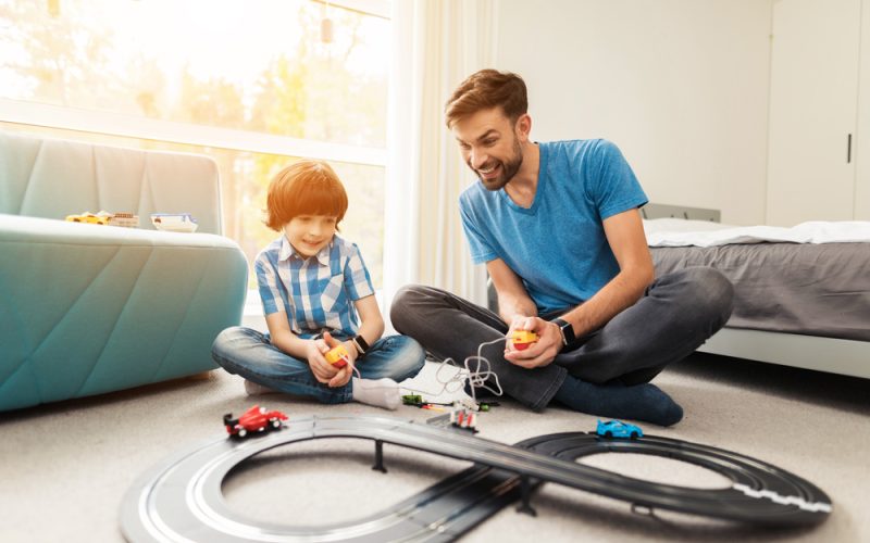 Padre e hijo jugando al scalextric