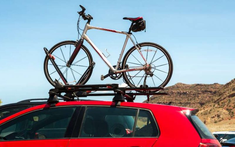 te contamos algunos consejos para saber cómo llevar la bicicleta en el coche correctamente