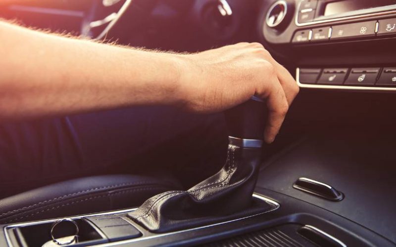 Te contamos cómo conducir un coche automático y en qué se diferencia de uno manual